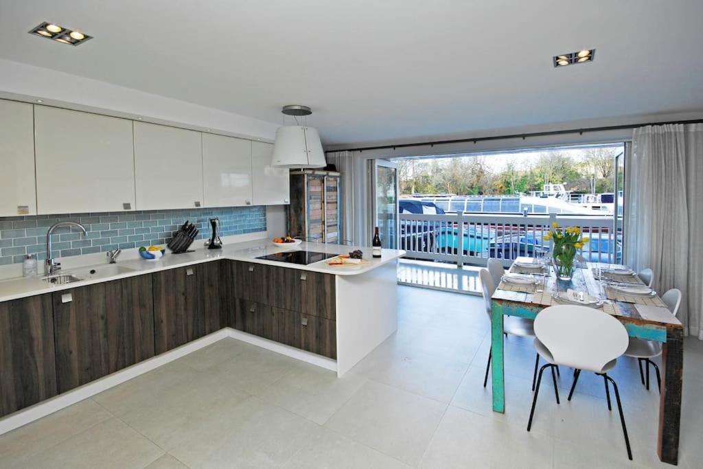 The Oars - Riverfront Property Хенли-на-Темзе Экстерьер фото